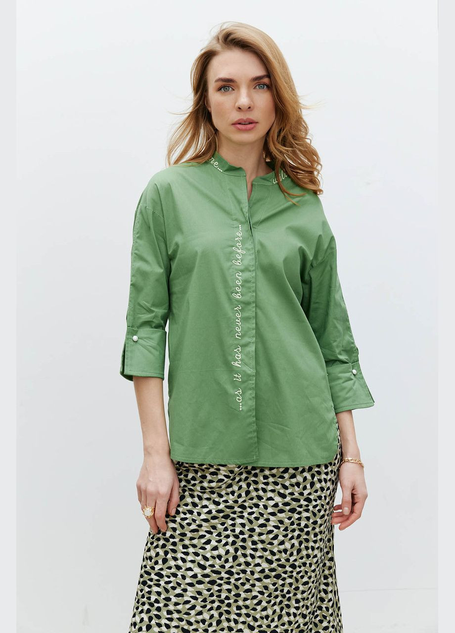 Зелёная женская рубашка с принтом из хлопка в зелёном цвете mkrm4130-1 Modna KAZKA