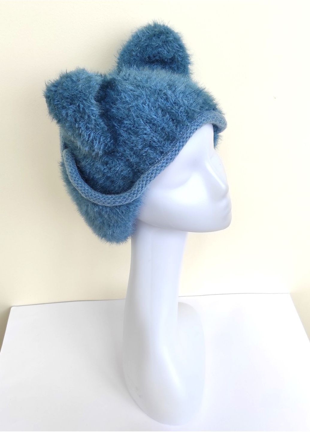 Зимова В’язана Жіноча Шапка Вушками Теплий та Стильний Капор на Зав’язках No Brand (363838649)