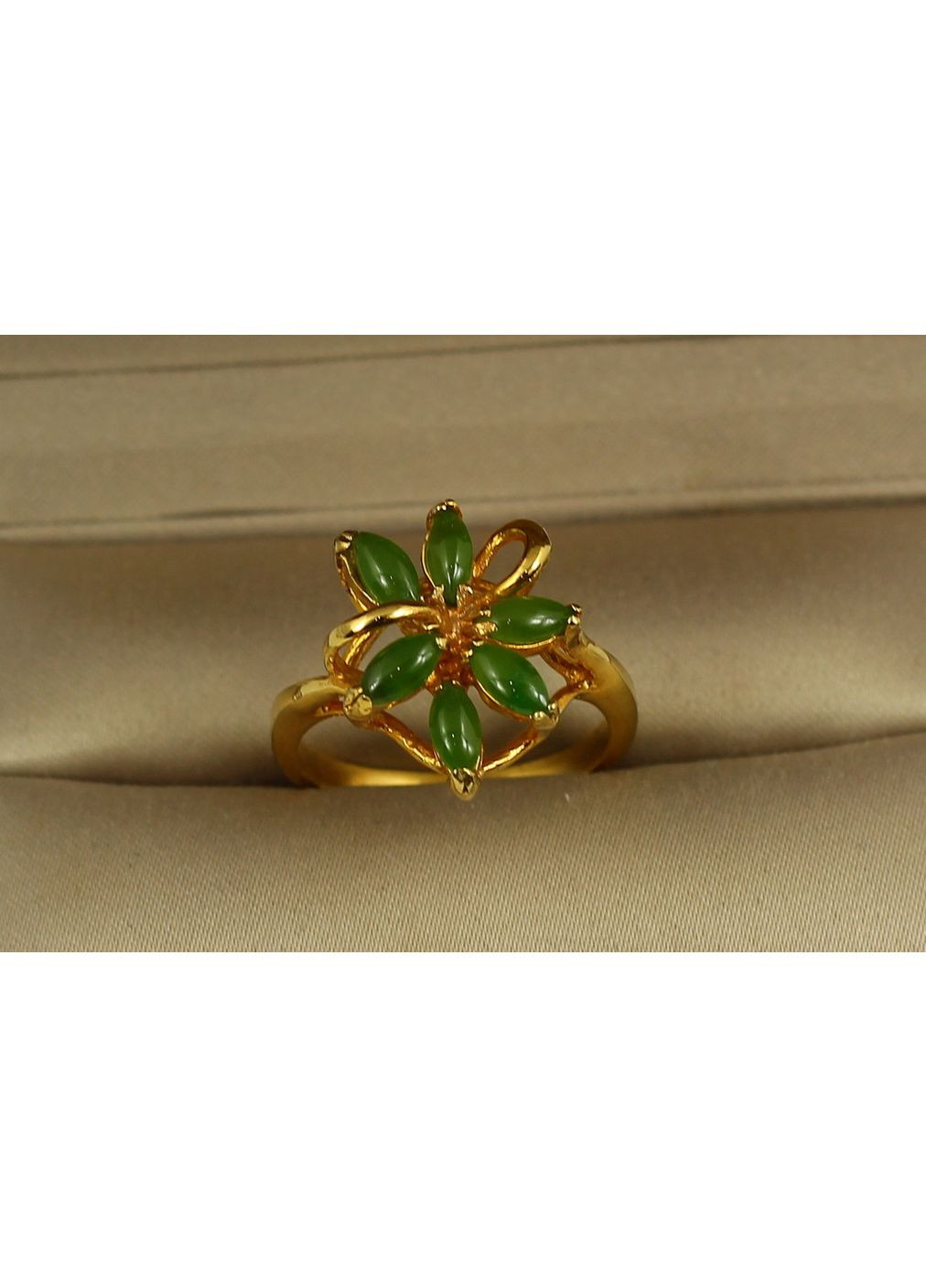 Кільце великий камінь нефрит шість цирконів 17 р золотисте No Brand (371644954)