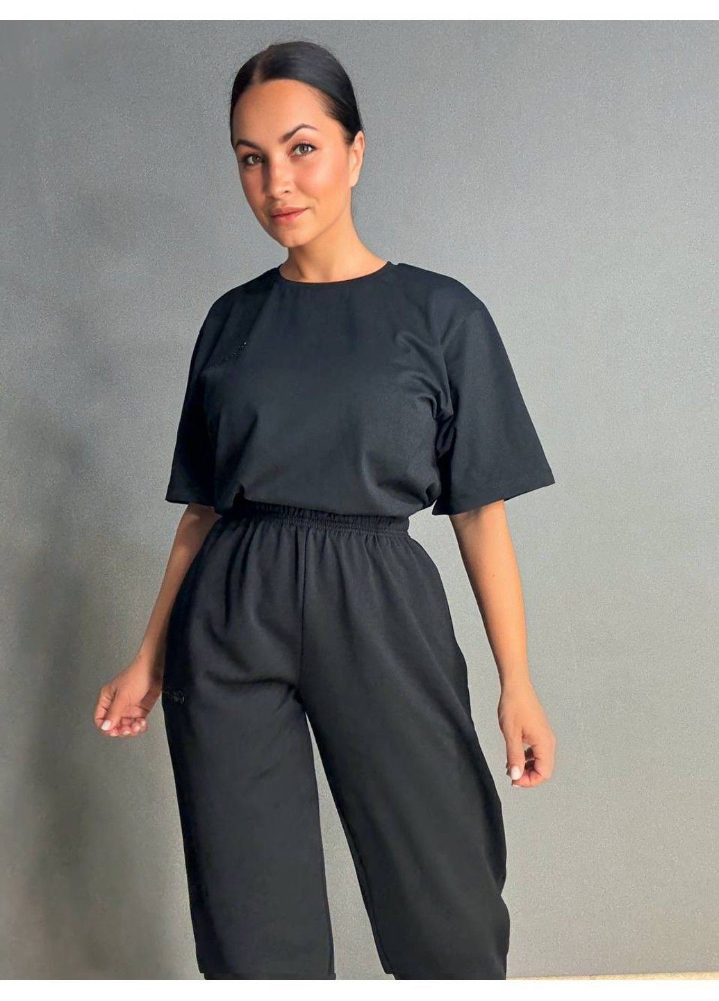 Костюм женский 101213 футболка оверсайз и брюки джоггеры с надписью черный CAPPITONE (340765954)