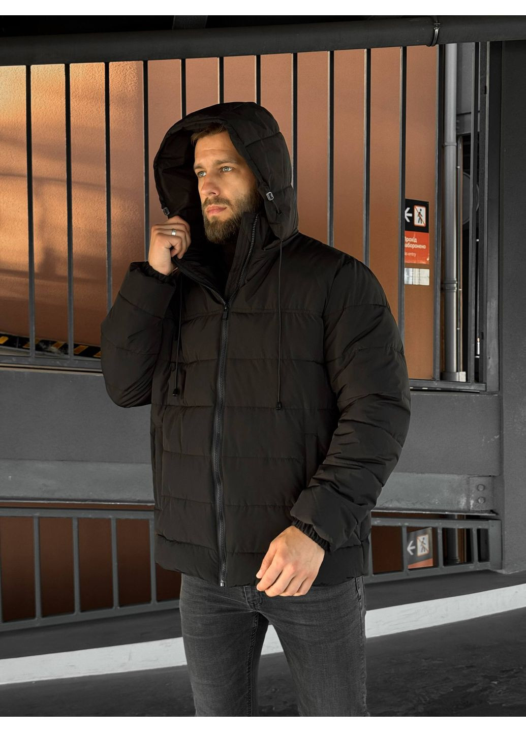 Черная демисезонная пуховая демисезонная куртка базовая Vakko