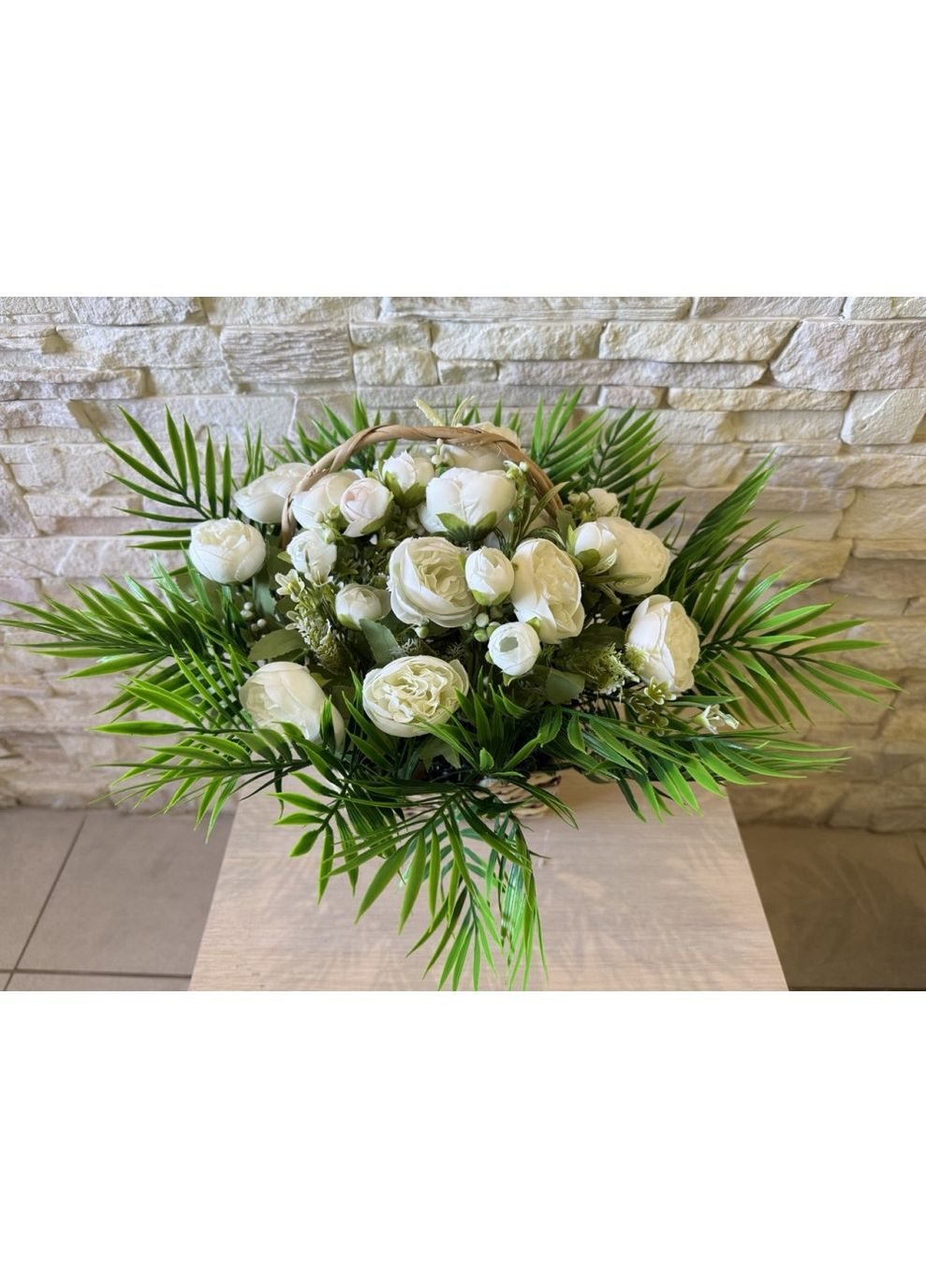 Корзина с искусственными белыми розами и пальмовыми листьями 40 см Искусственные цветы в корзине Пластмакс (372837896)