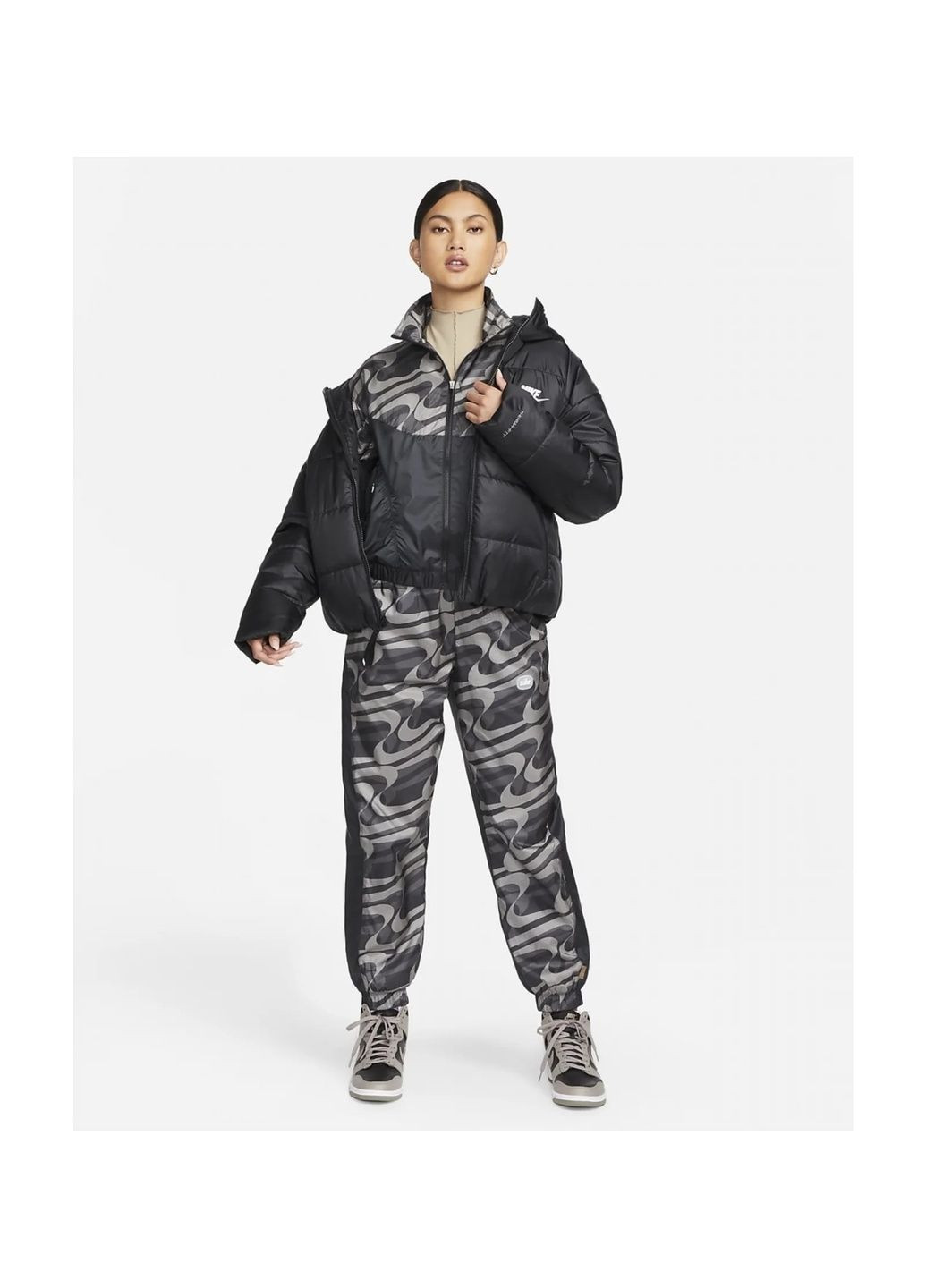 Чорна куртка жіноча w nsw syn tf rpl hd jkt black dx1797-010 Nike