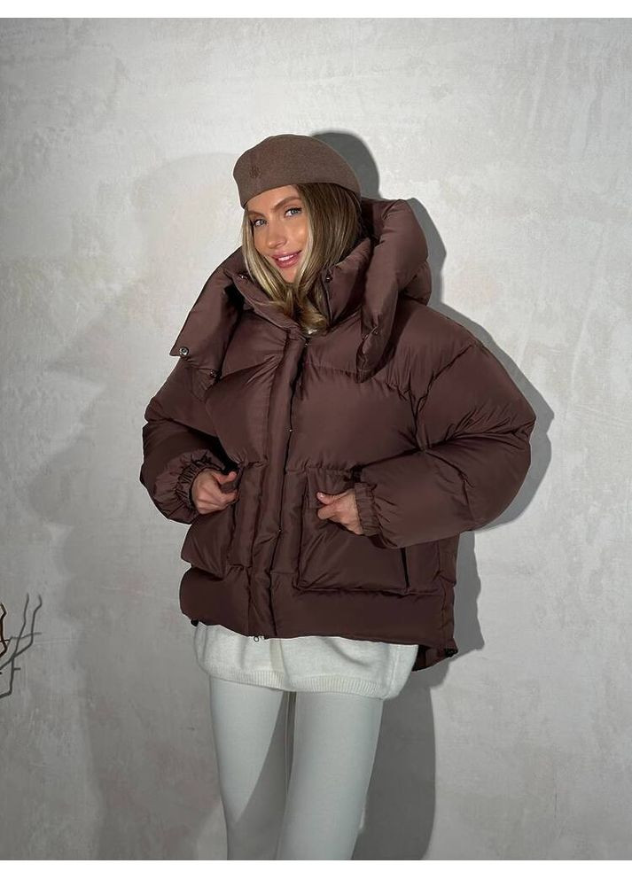 Коричневая зимняя женская куртка пуфер beze с карманами и съемным капюшоном (mil586) milirud