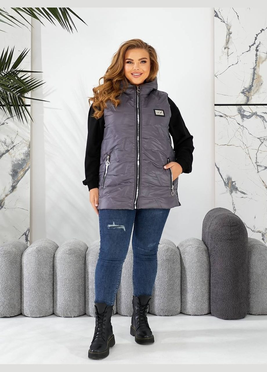 Жіноча подовжена жилетка батал графітова безрукавка з капюшоном та смугами зі стразами на блискавці Viki Жилет (316111604)