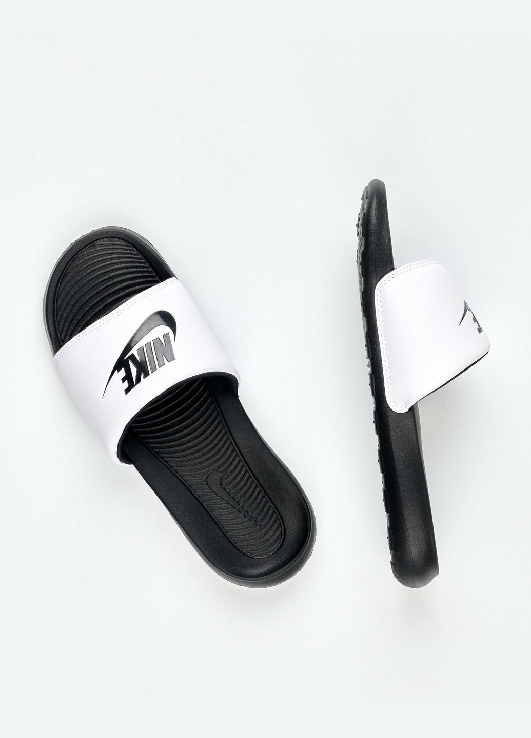 Белые мужские тапочки victori one shower slide cn9675-005 черно-белые Nike