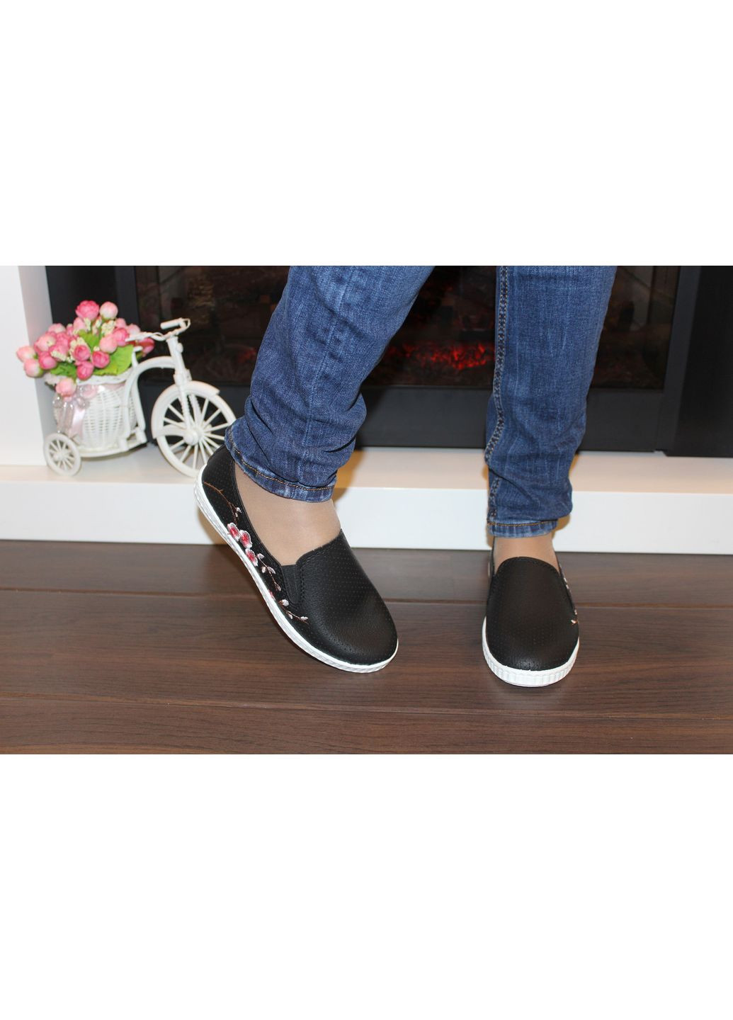 Черные слипоны женские черные с вышивкой No Brand с вышивкой, с перфорацией, без декора однотонные