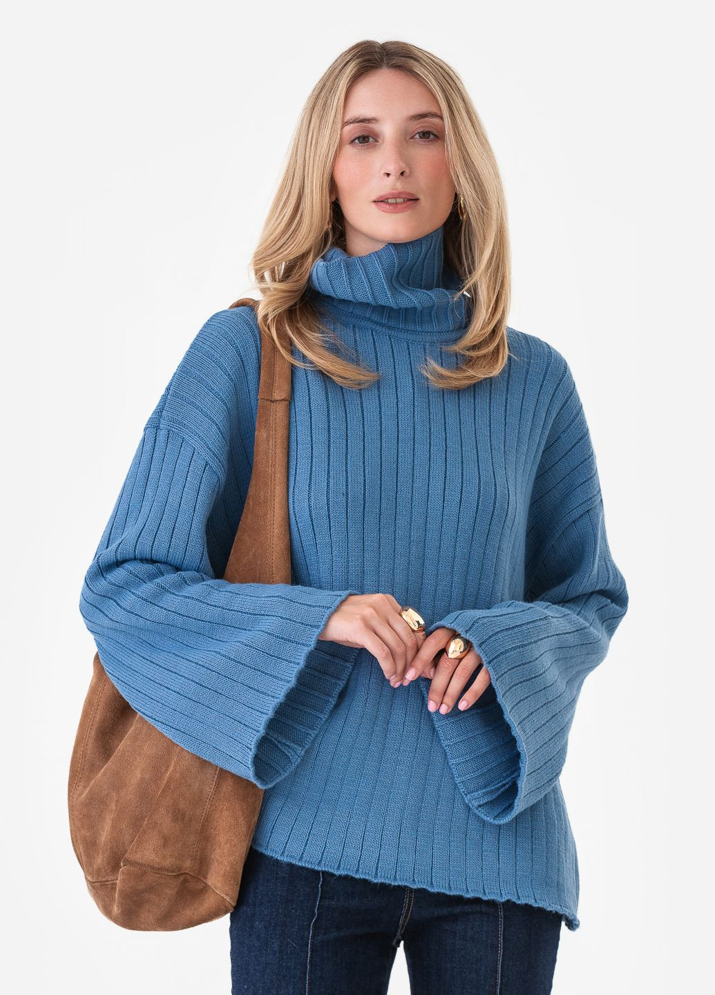 Серо-голубой женский свитер с высоким воротником и расклёшенными рукавами. SVTR