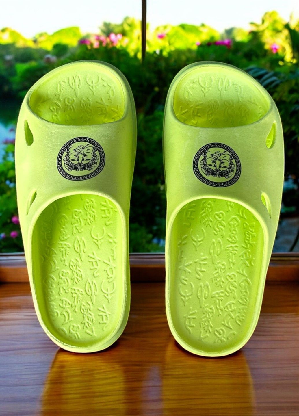 Салатовые легкие и удобные шлепанцы для отпуска No Brand
