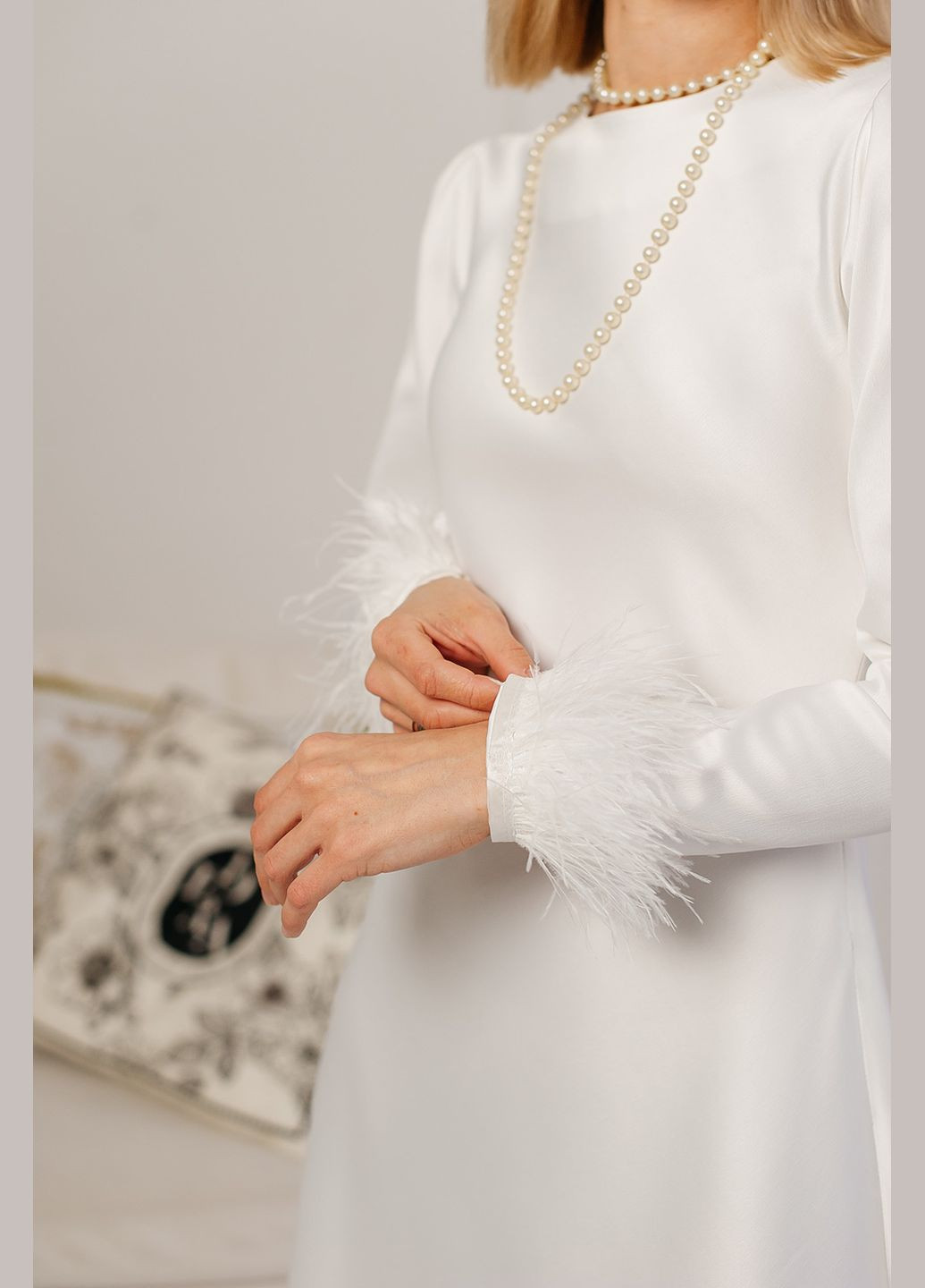 Білий святковий жіноча атласна сукня “shadow tailor” зі знімним пірʼям на рукавах Lana Bryk однотонна