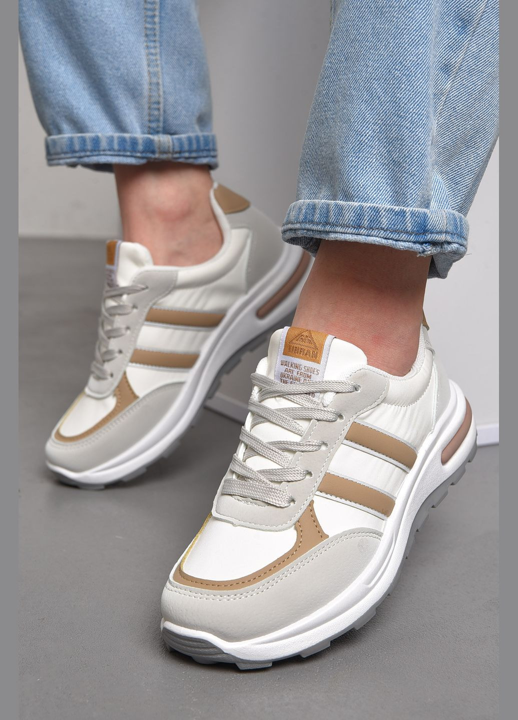 Белые демисезонные кроссовки женские бело-серого цвета на шнуровке Let's Shop