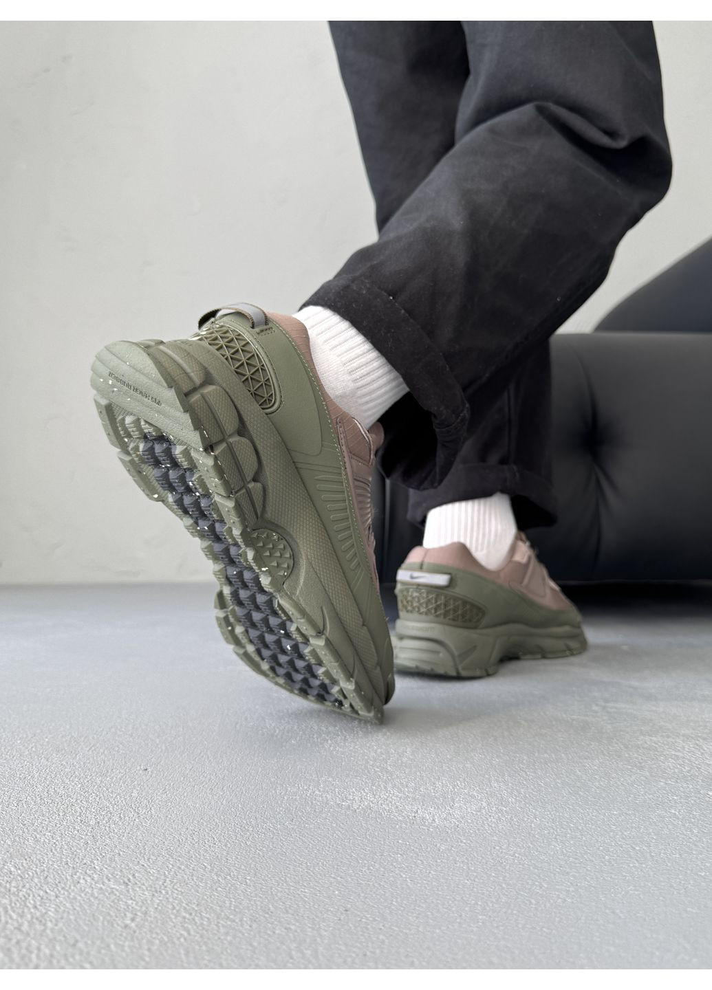 Оливковые (хаки) демисезонные кроссовки мужские и женские nike zoom vomero roam khaki | найк вомеро роам хаки No Brand
