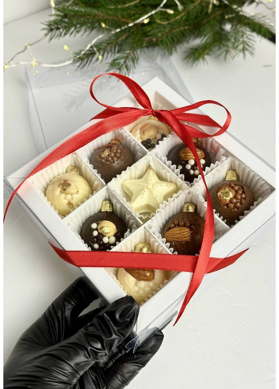 Шоколадні цукерки у формі новорічних іграшок - подарунковий набір цукерок 9 шт на Новий рік No Brand (369386731)