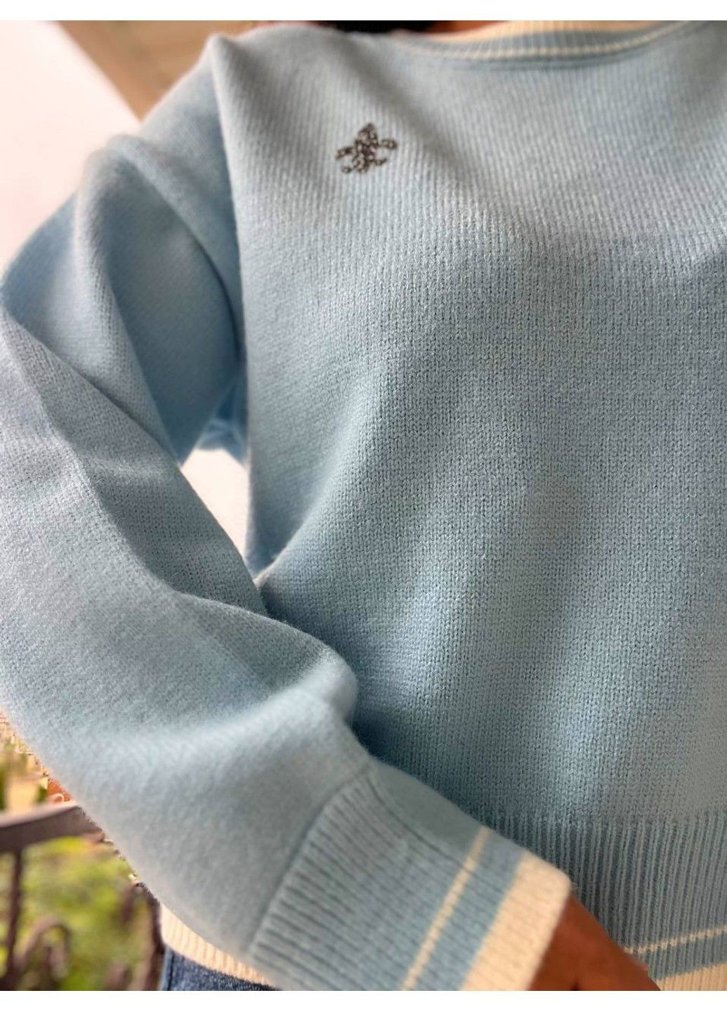 Блакитний демісезонний светр жіночий a-n 6101 широкий оверсайз прикраса вензель попереду з камінням No Brand