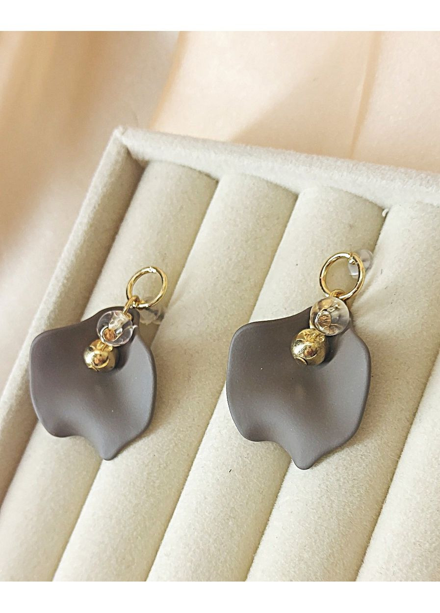 Сережки жіночі Пелюстки та намистинки Кавового кольора No Brand (349812715)