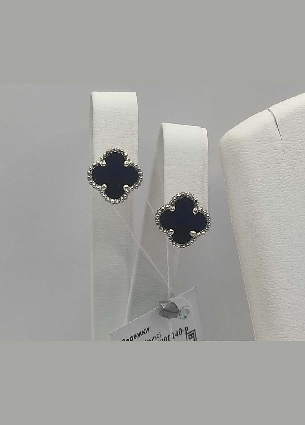 "Серебряные серьги-клевер с черным камнем и покрытием родий" Shiny 5000140 No Brand (331145269)