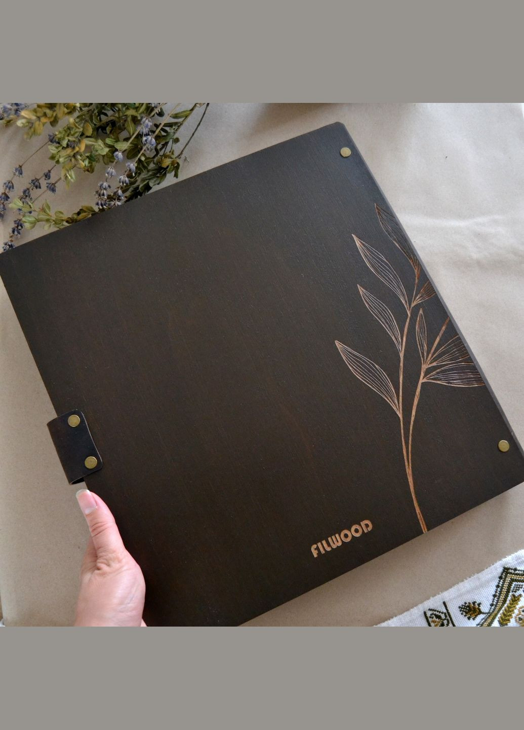 Дерев'яний фотоальбом "Наші спогади живуть тут", 34х32,5 см, на 250 фото, з шкіряною вставкою FILWOOD. No Brand (340112034)