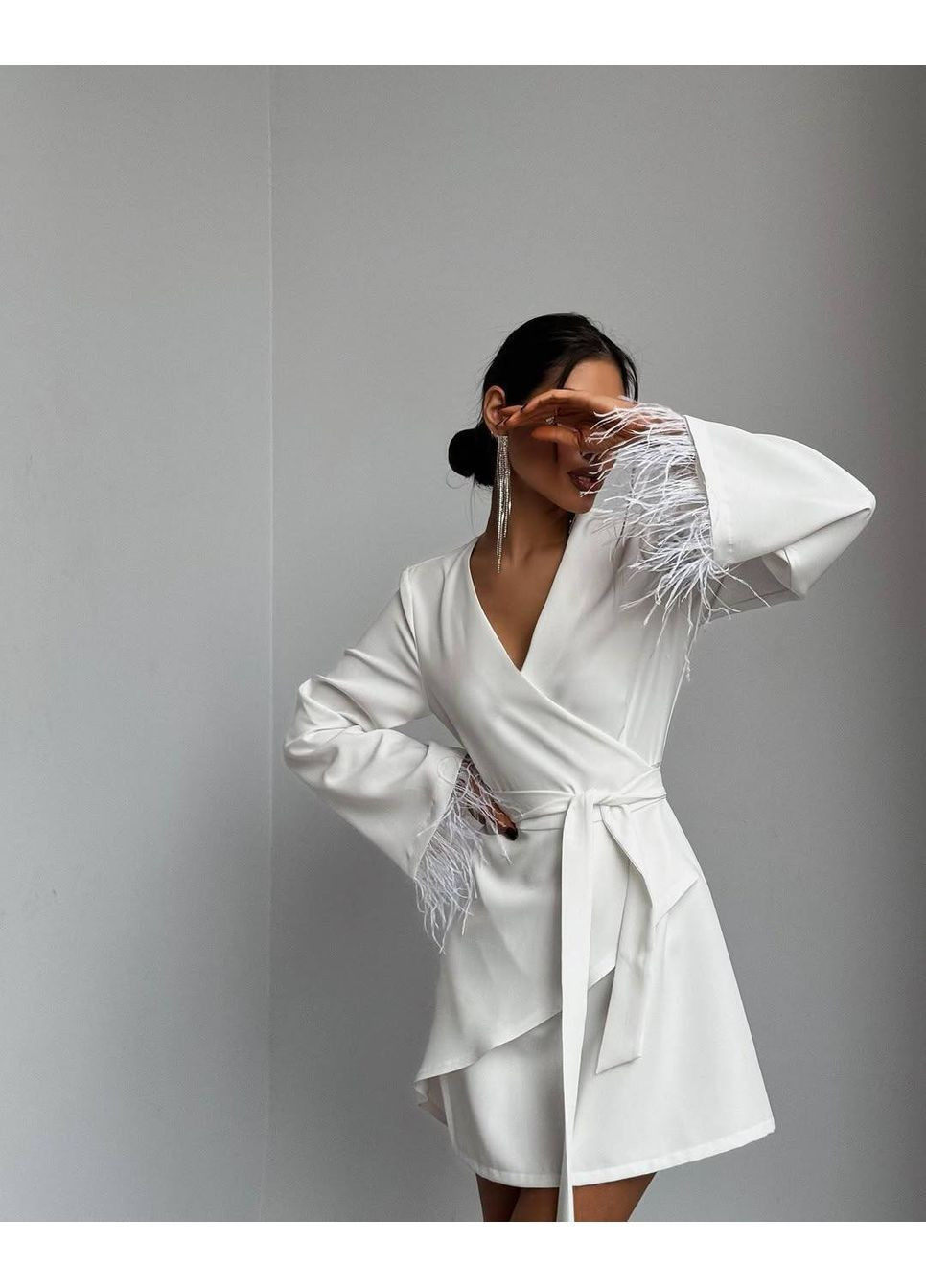 Білий кежуал міні сукня-піджак на запах Adelante однотонна