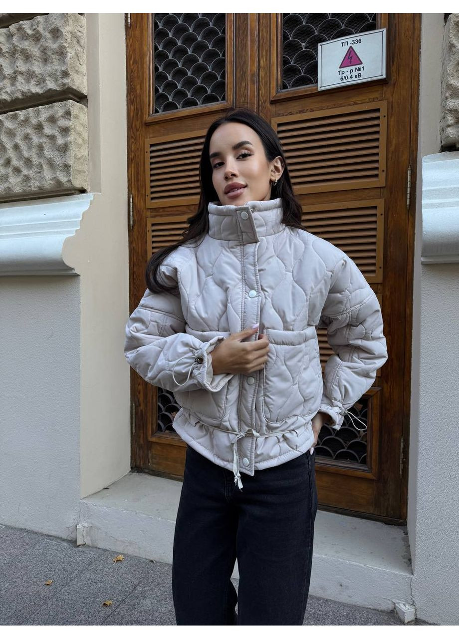 Сіро-бежева демісезонна жіноча коротка куртка вільного крою MonCher