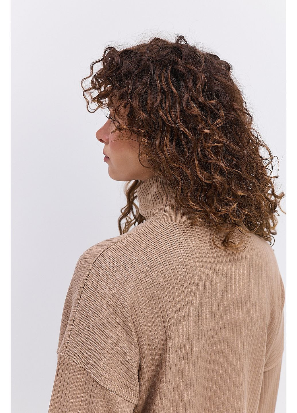 Жіночий трикотажний костюм з короткою спідницею коричневий Arjen (364967614)