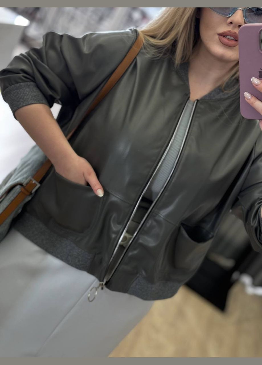 Сіра жіноча куртка бомбер з еко шкіри колір сірий р.58/62 452772 New Trend