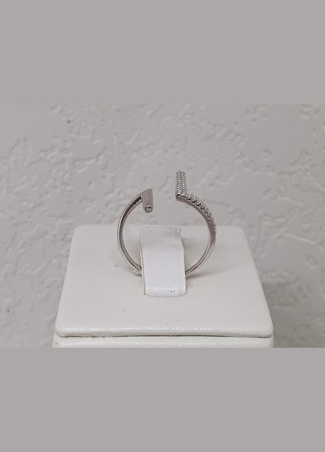 Срібне незамкнене кільце з фіанітами. 90101066 Qvaliz (296594967)