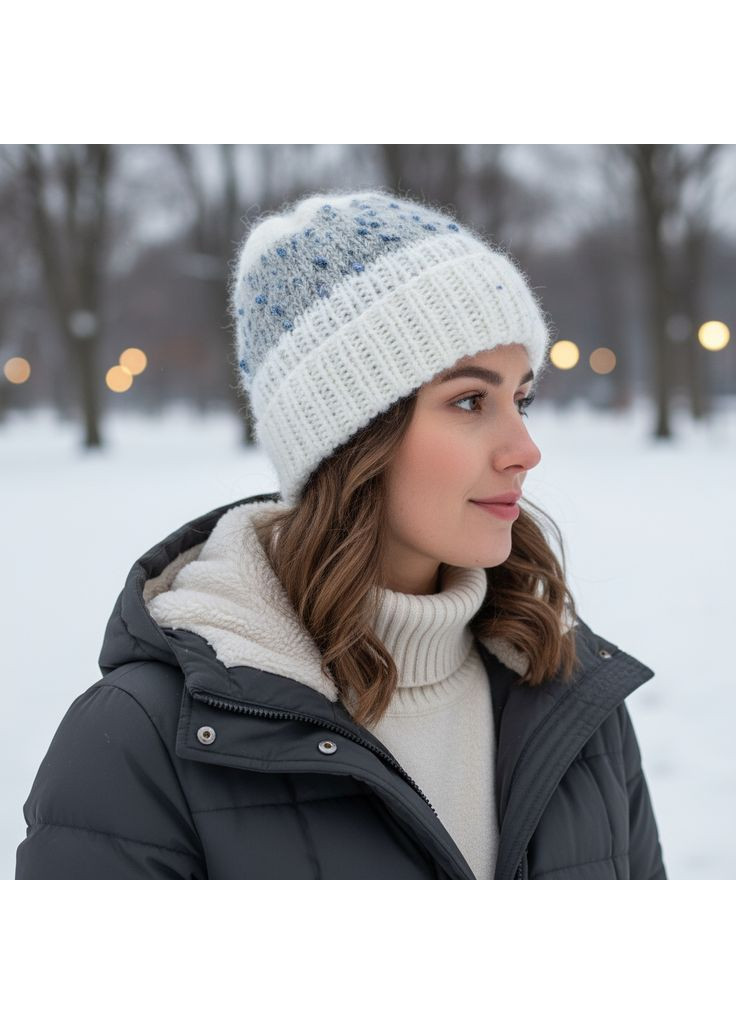Мягкая женская шапка ручной работы от, белая с отворотом, с декоративным букле на сером фоне, 50–58 см. PRIGRIZ (368338081)