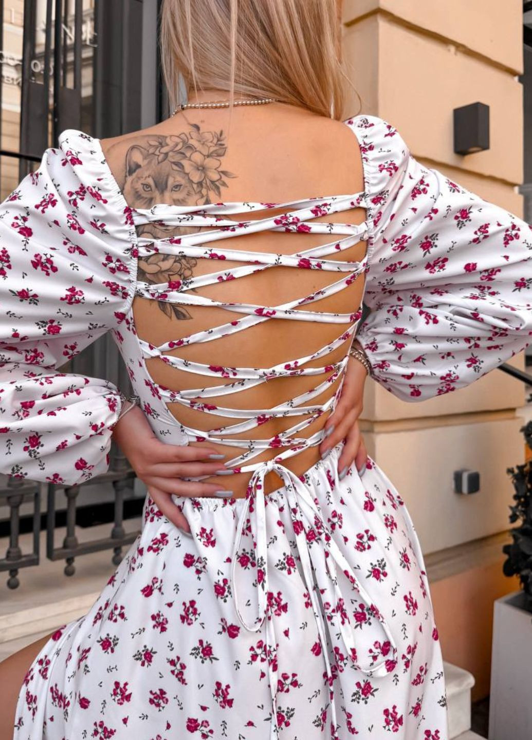 Малиновое повседневный платье-миди с открытой спинкой на шнуровке с открытыми плечами Україна с цветочным принтом