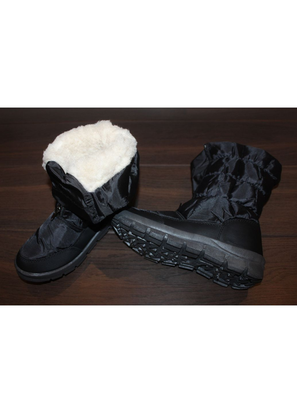 Черные сапоги дутики женские зимние черные No Brand на молнии на тракторной подошве, без декора