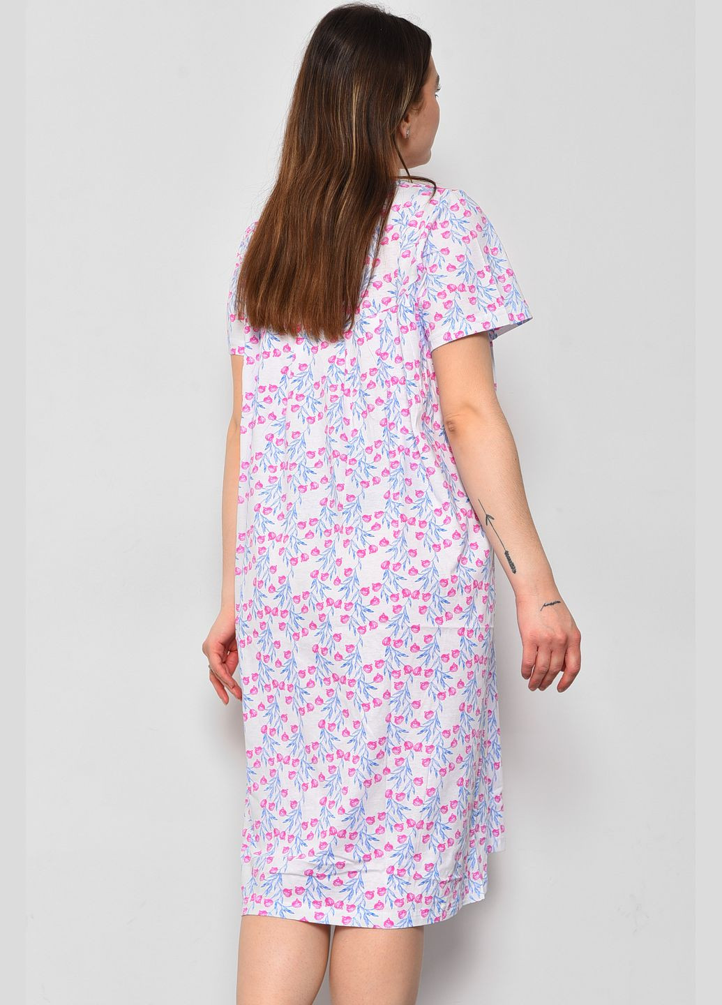 Ночная рубашка женская батальная белого цвета с цветочным принтом Let's Shop (289843193)