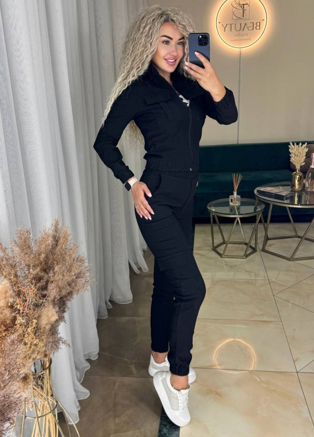 Женский костюм из джинс-бенгалина с манжетами, накладными карманами и воротником-стойкой Allthings (322644492)