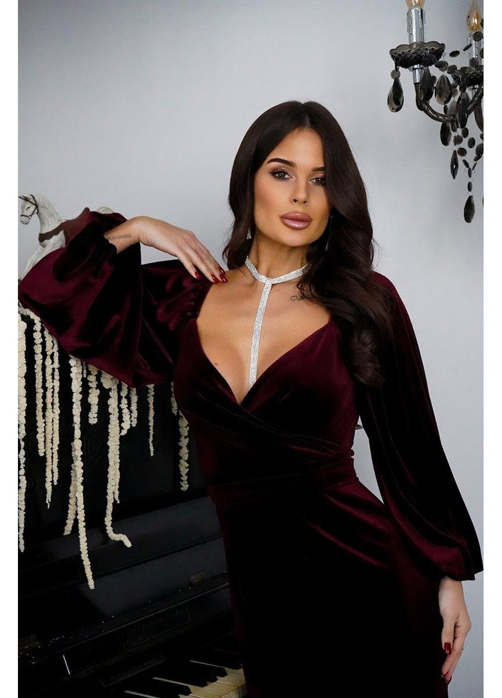 Бордова коктейльна сукня відкриті плечі 24095 бордова Tanita-Romario