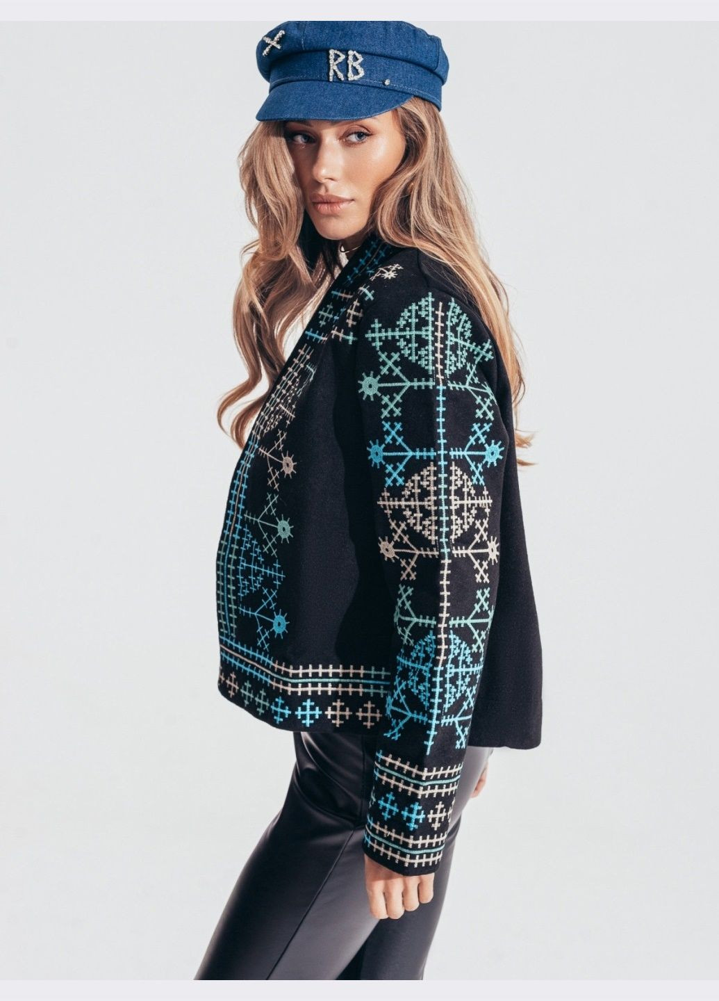 жакет чорного кольору з вишивкою Dressa (307929693)