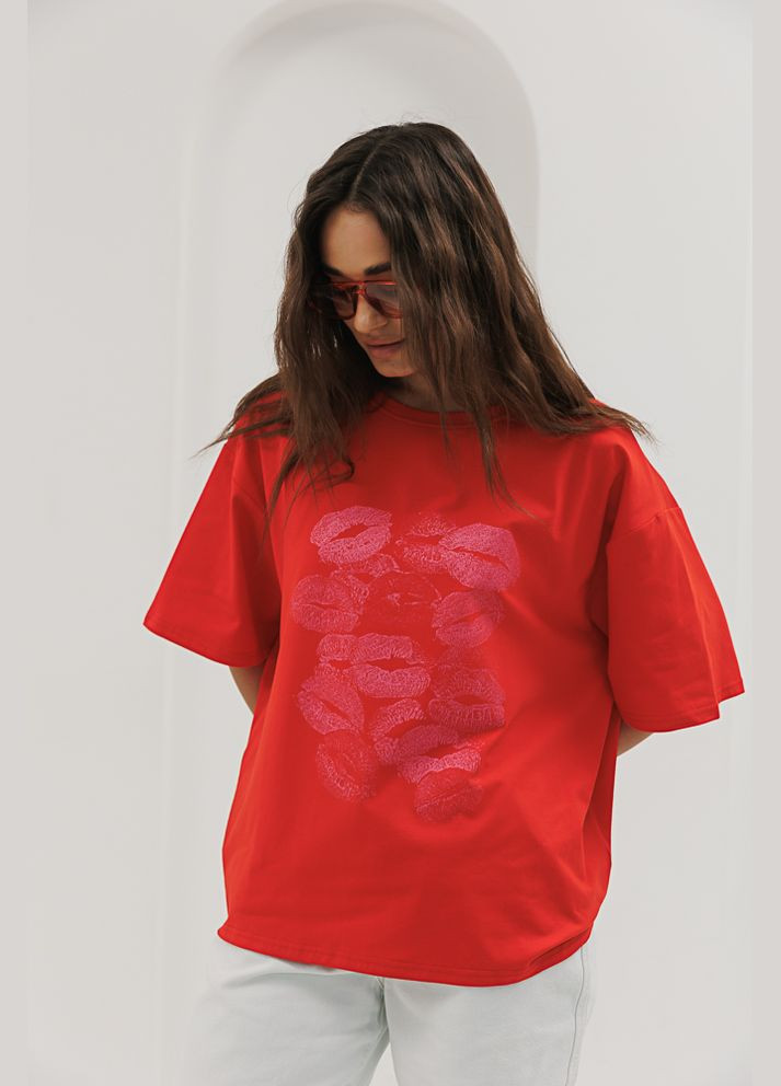 Жіноча футболка оверсайз червона з принтом "Поцілунки" Arjen - (294907497)