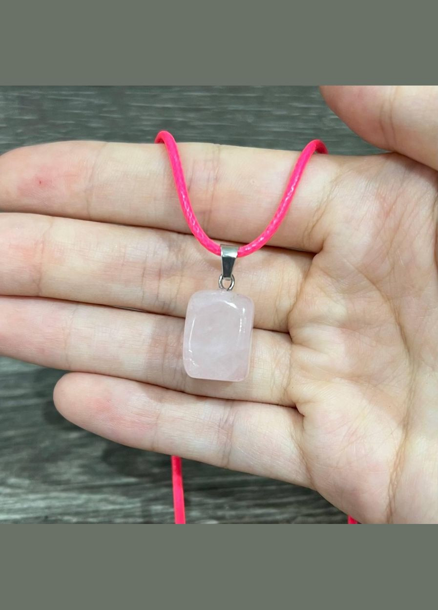 Підвіска з натуральним каменем Рожевий кварц у формі "міні блок" на кольоровому шнурку у подарунковій коробочці No Brand (331291753)