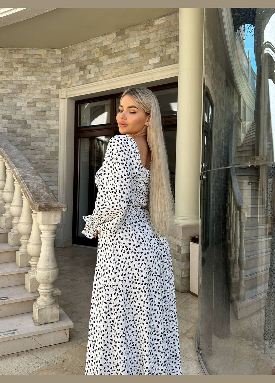 Белое приятное к телу летнее платье-макси с длинным рукавом и открытым декольте, красивое платье в цветочном принте из софта No Brand с цветочным принтом