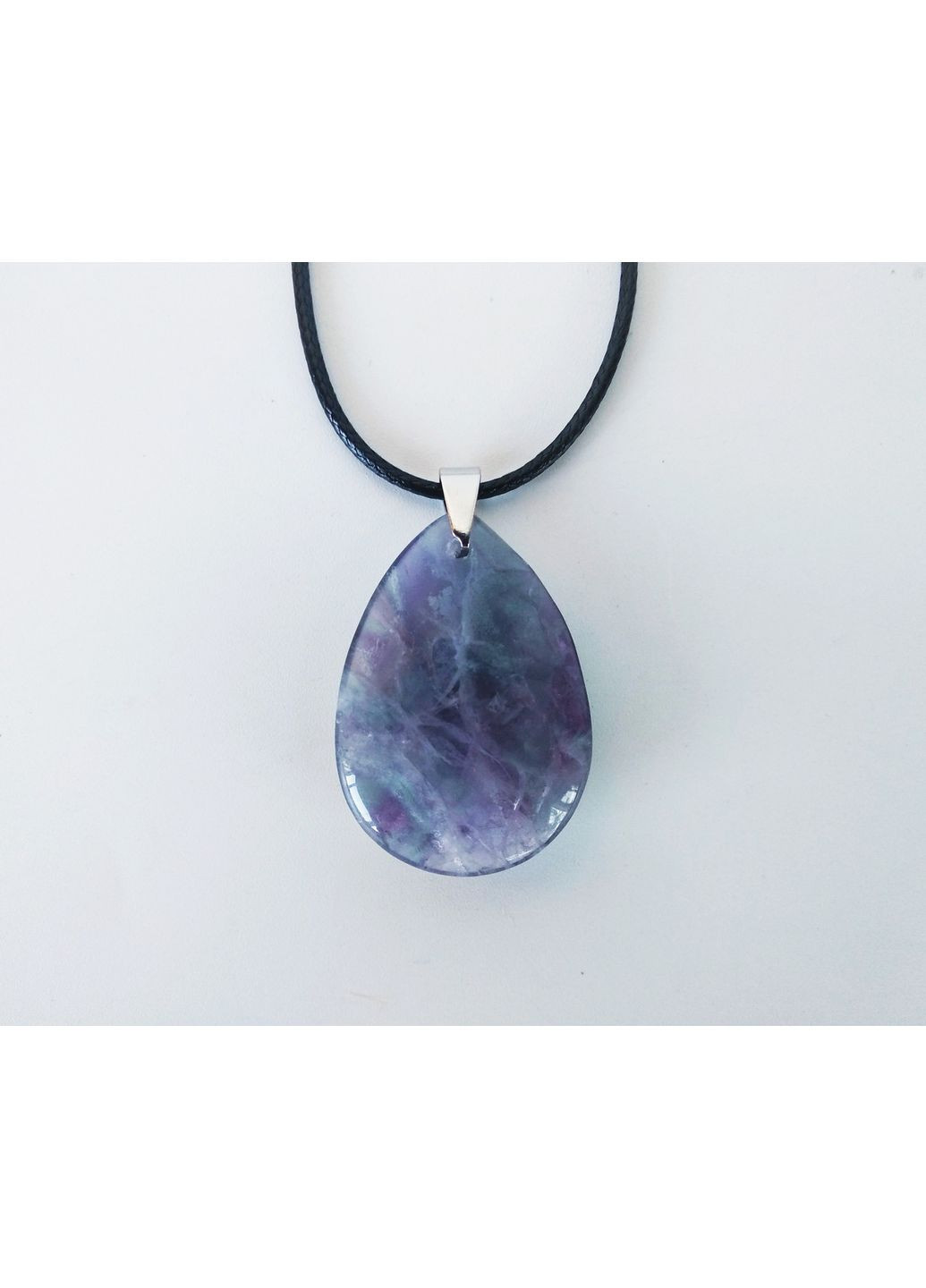 Кулон на шнурке из камня флюорит No Brand (370792144)