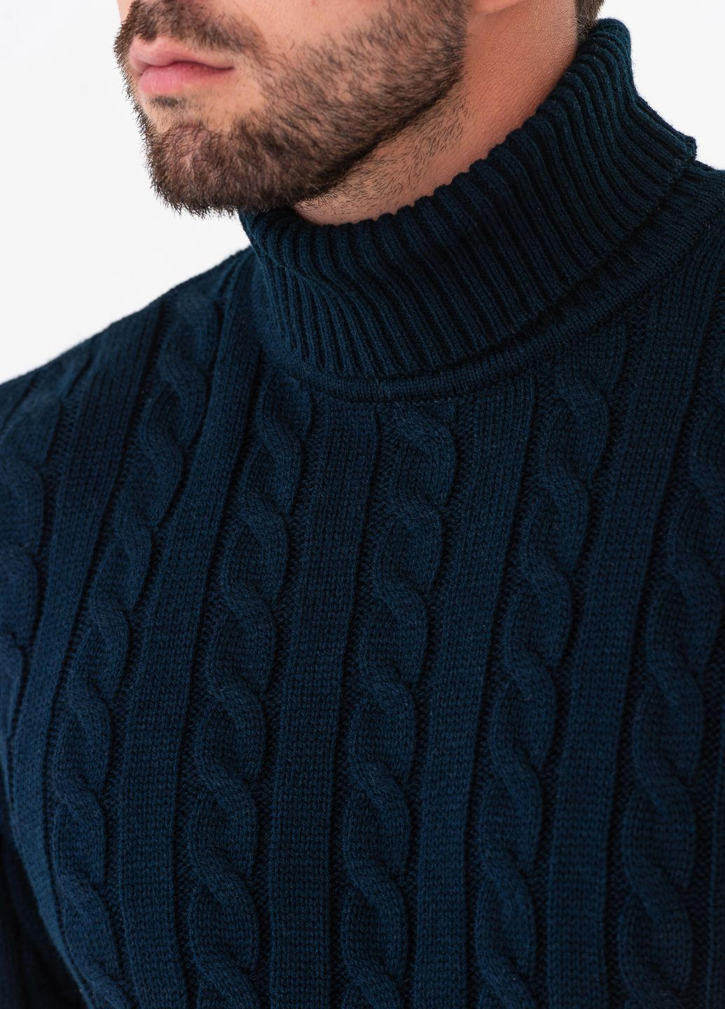 Темно-синий зимний мужской джемпер с объемной вязкой «косы» и высоким воротником. SVTR