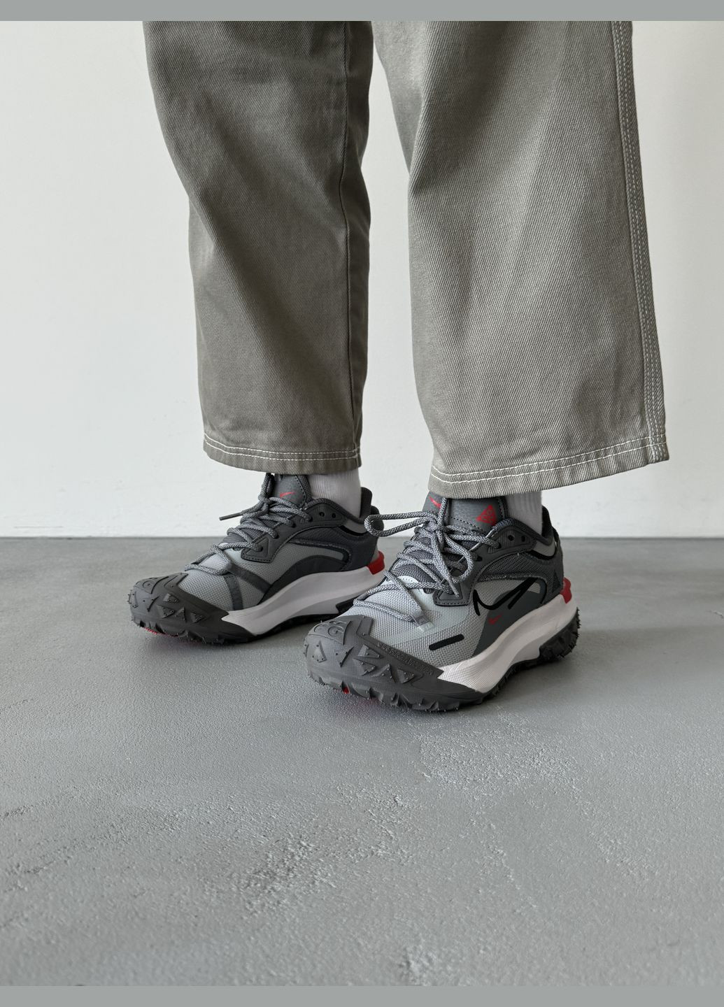 Серые демисезонные кроссовки мужские и женские nike acg mountain fly gore-tex grey | найк асж маунтин флай серые No Brand