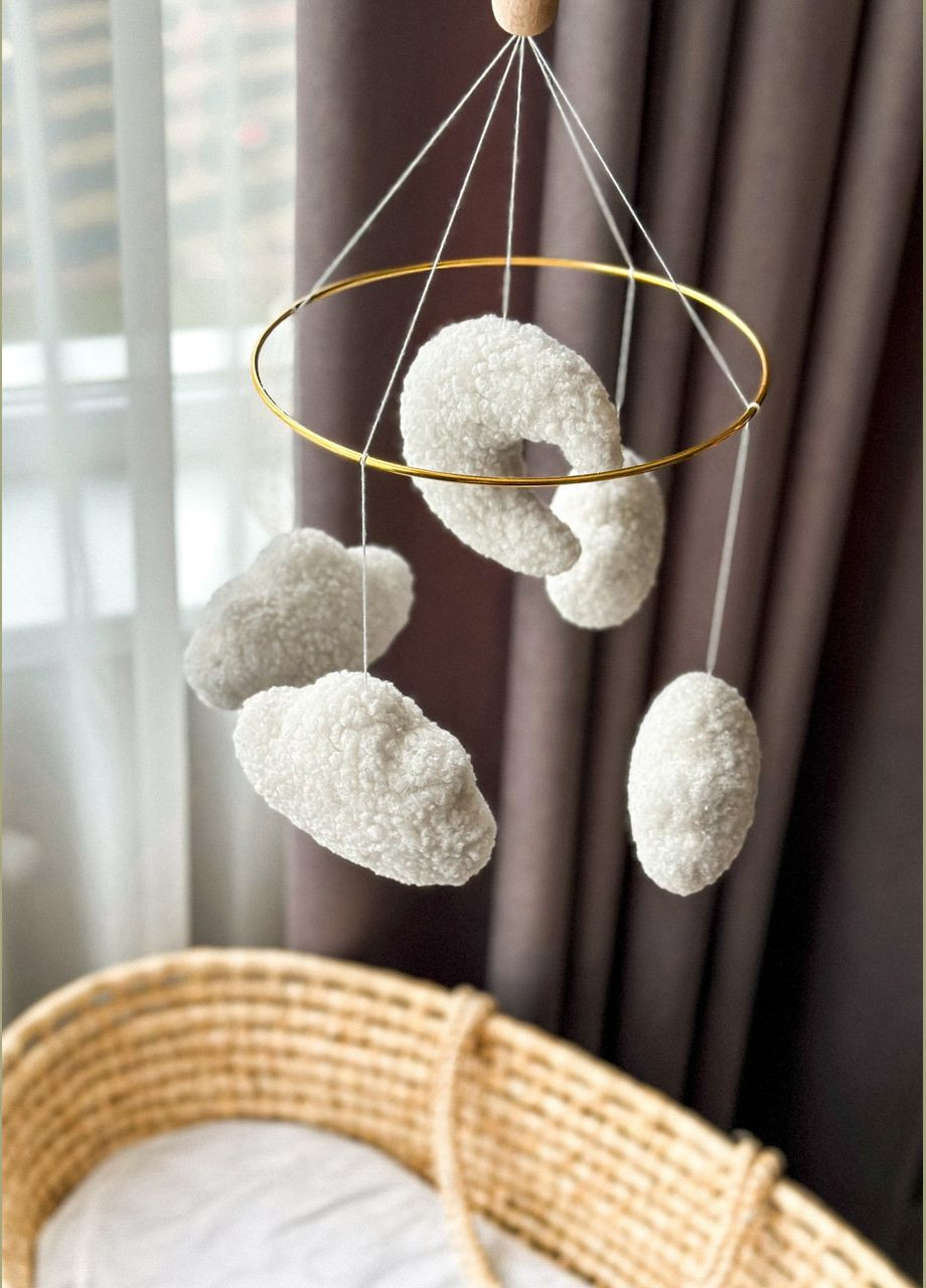 Дитячий мобіль на ліжечко для немовлят ручної роботи WooolyWool «Хмари букле» No Brand (342757931)