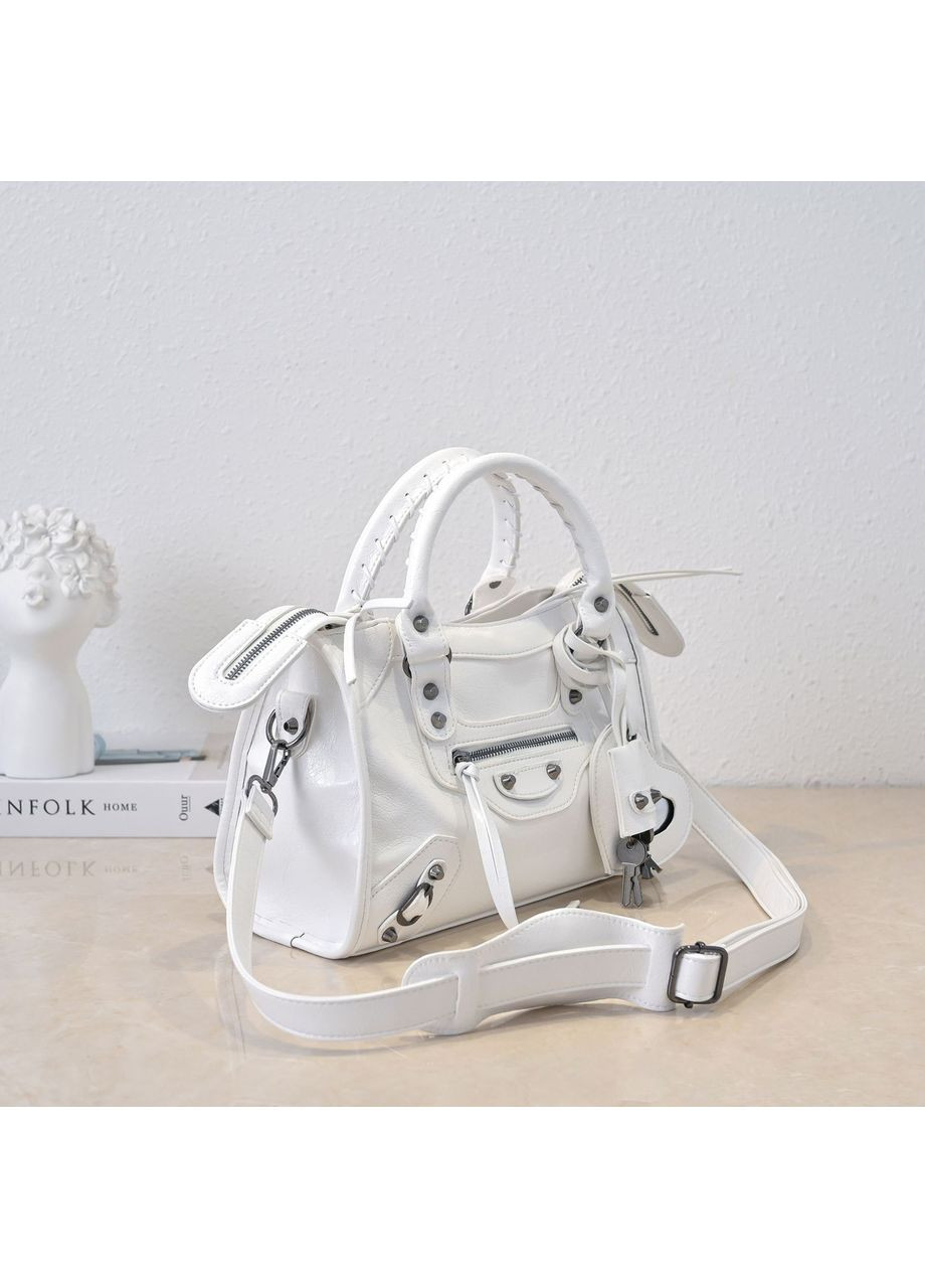 Жіноча сумка 10637 середня з двома ручками в заклепках з дзеркалом-серцем No Brand (366871839)