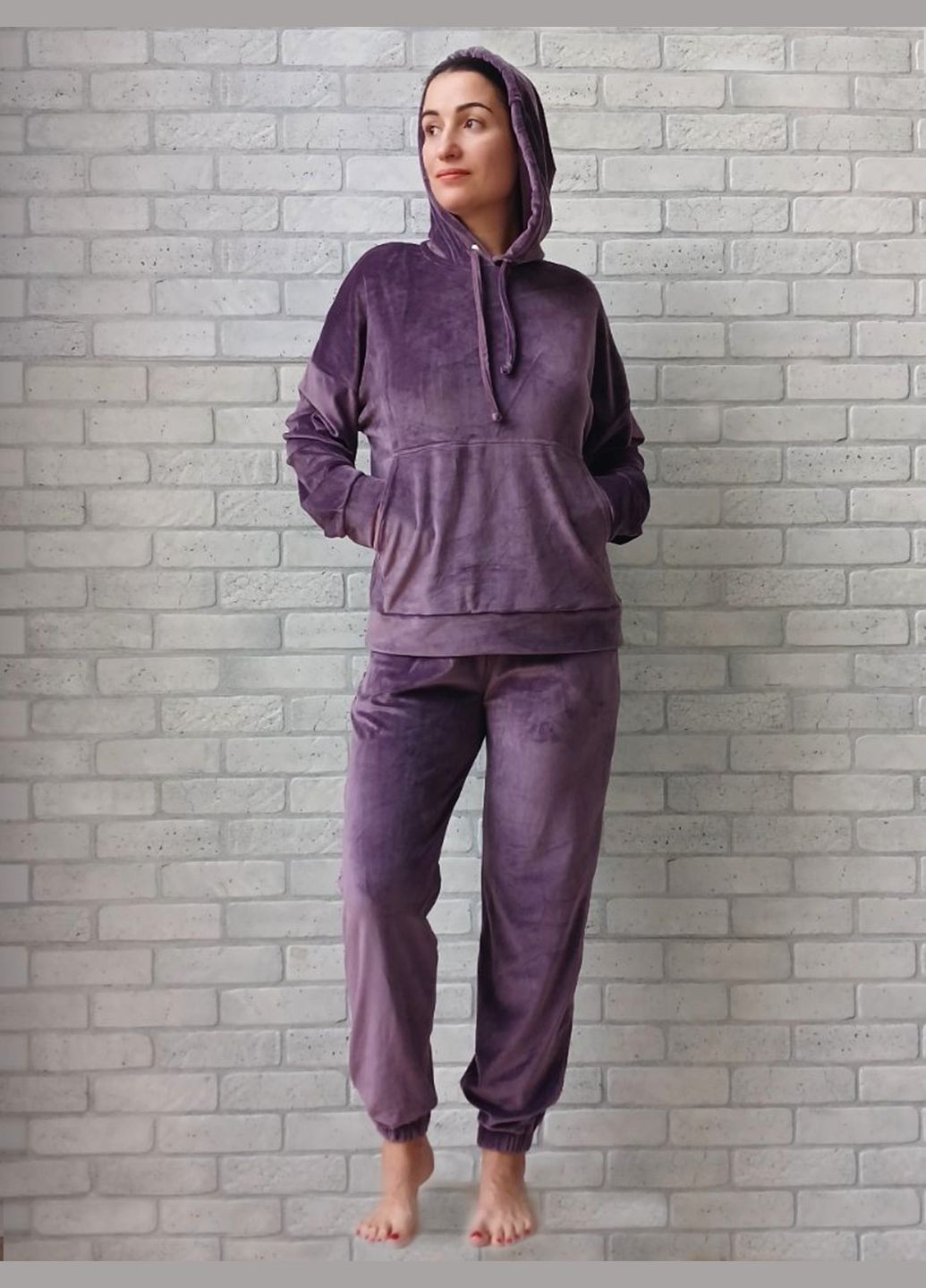 Велюровый женский прогулочный костюм однотонный худи с капюшоном штаны с карманами No Brand (329880967)