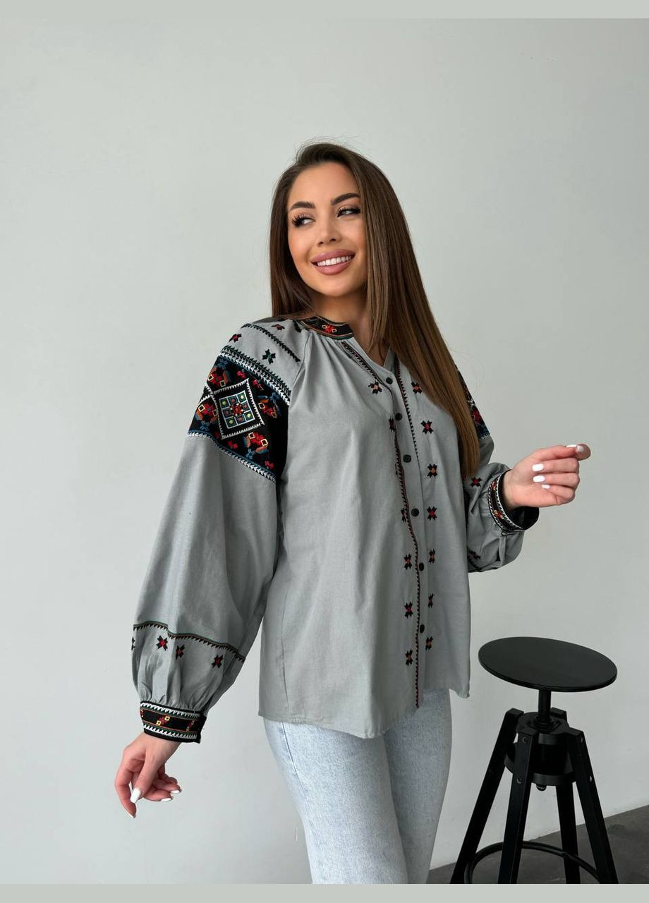 Сіра вишива сорочка з геомтричним оргаментом на рукавах ESQ вільна бавовна органічна (335813715)