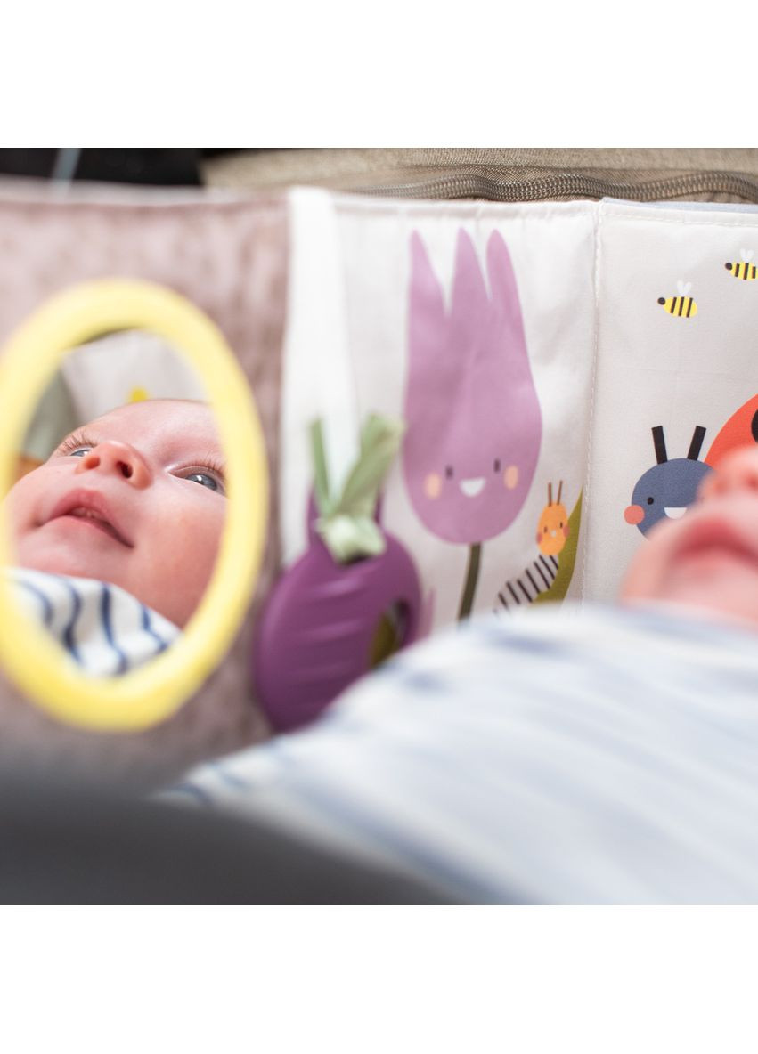 Розвивальна книжка-розкладачка колекції Садик у місті — Зайчики Taf Toys (342753904)