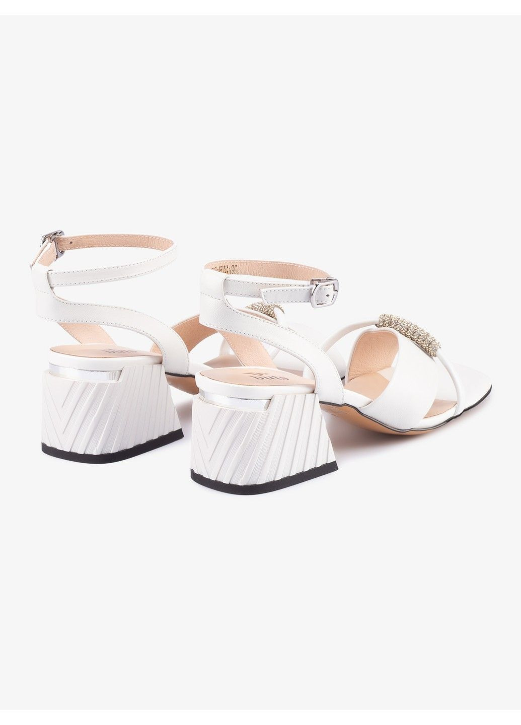 Белые босоножки женские 1101388 Buts с ремешком