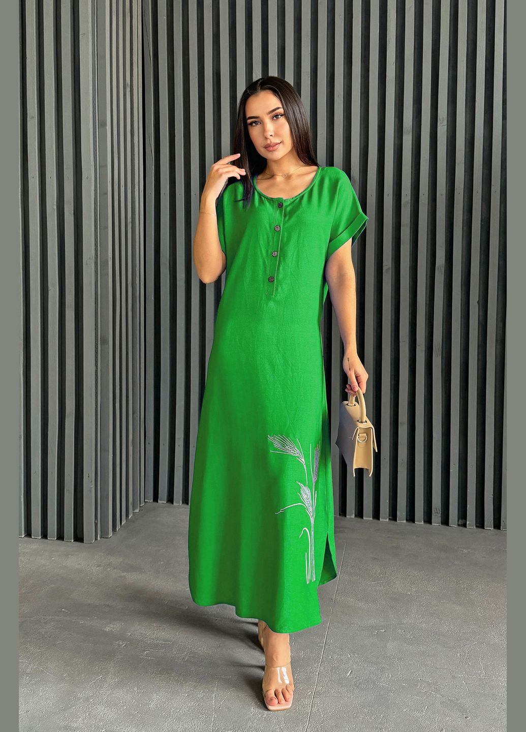 Зеленое повседневный, кэжуал летнее длинное льняное платье с дизайнерской вышивкой а-силуэт INNOE с патриотической символикой