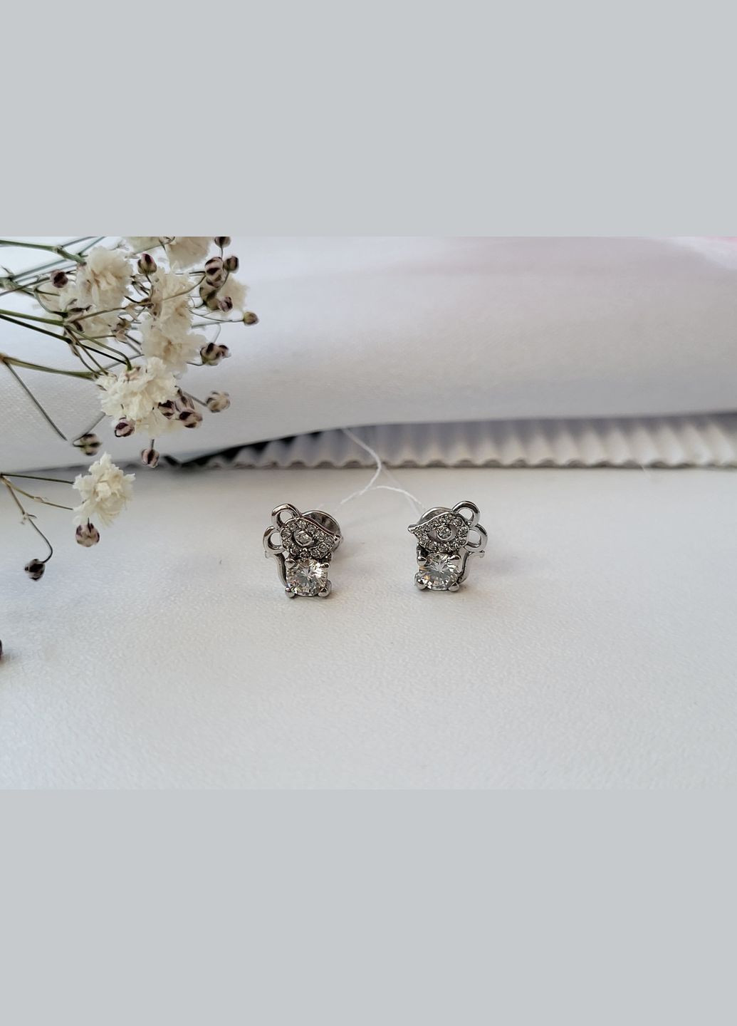 Серебряные серьги гвоздики на закрутках Мышки в Белых камнях серебро 925 54034р No Brand (306741671)