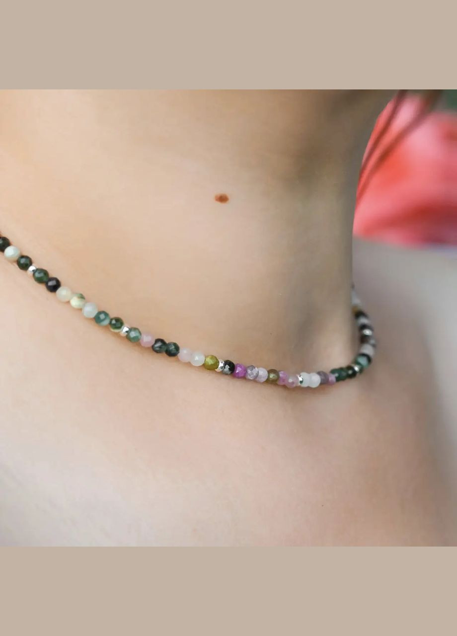 Чокер натуральний Турмалін різнокольоровий із вставками кольору срібло, фур-ра гіп-ний сплав d-3мм+- L-40-45см No Brand турмалін латунь срібло (302972865)