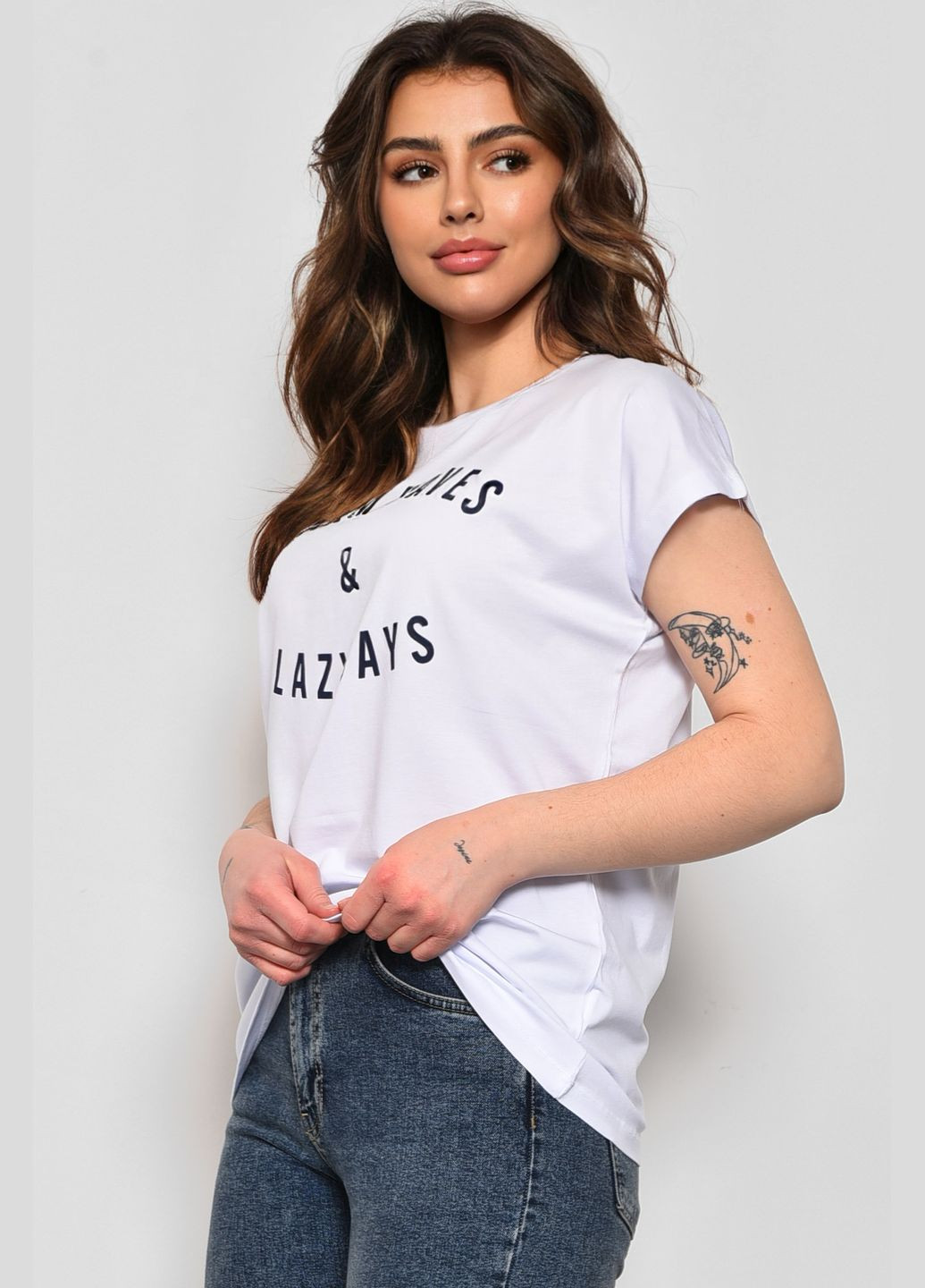 Белая летняя футболка женская полубатальная с надписью белого цвета Let's Shop