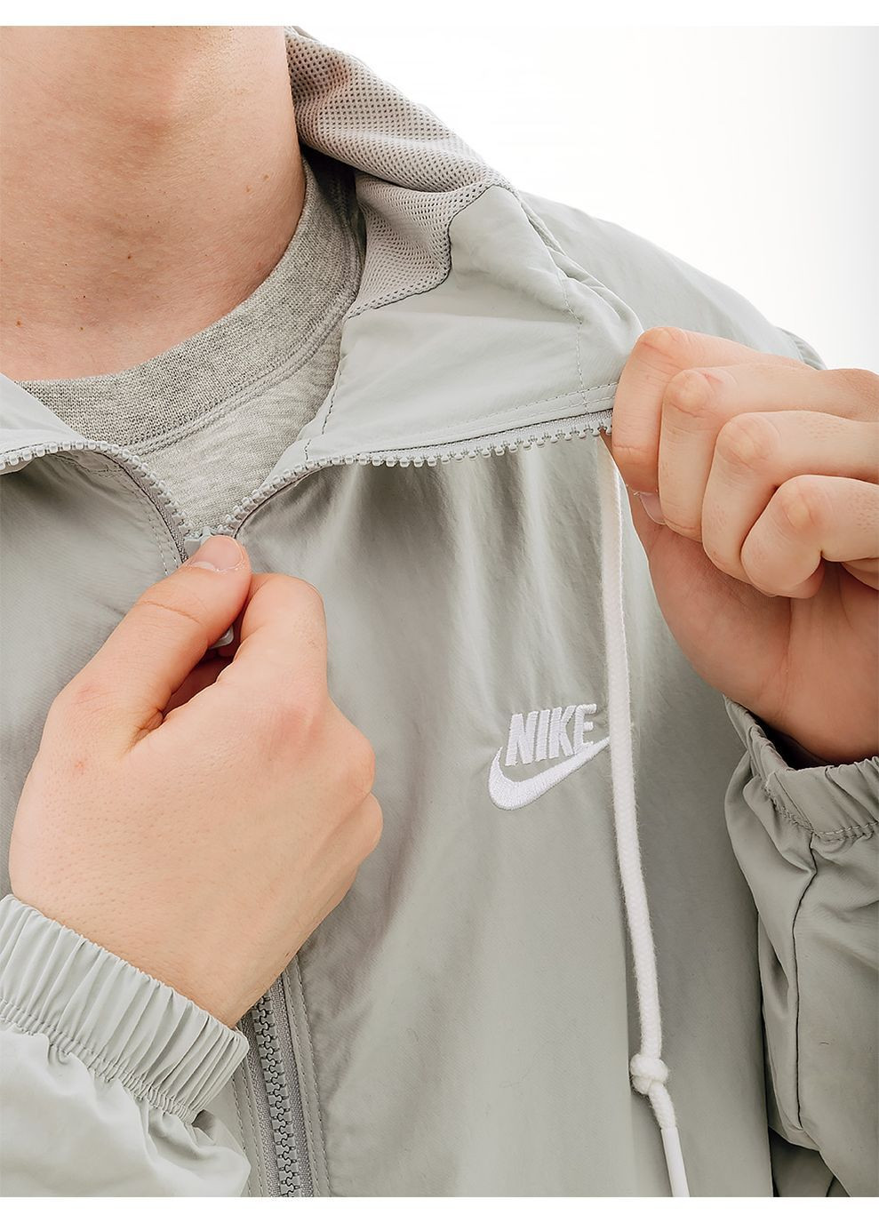 Серая демисезонная мужская куртка club серый Nike